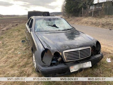 В Минском районе неизвестные разнесли припаркованный Mercedes. Милиция ищет компанию подростков