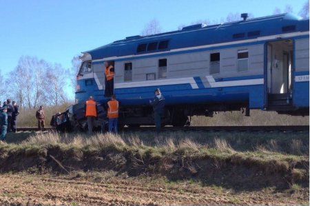 На ж/д переезде поезд столкнулся с «Фольксвагеном»: водитель авто погиб