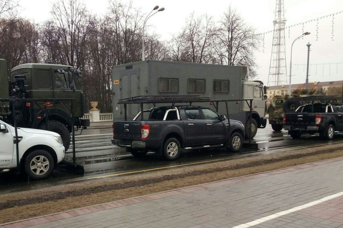 Пассажир такси разбросал саморезы на дороге в Слуцке