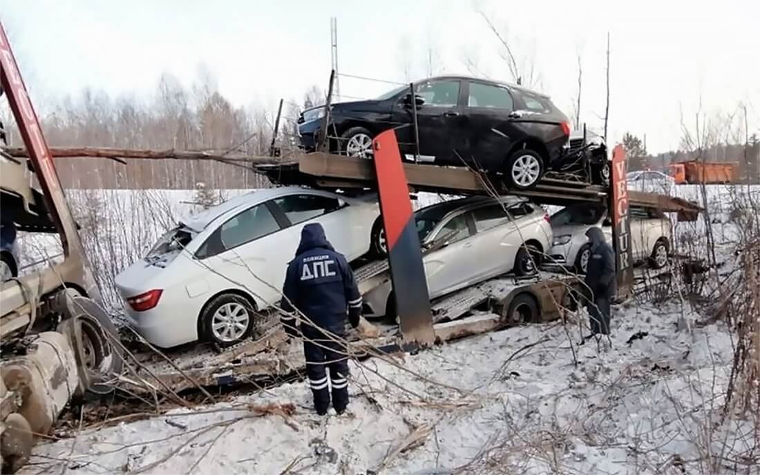 В России автовоз с новыми Lada Vesta попал в ДТП