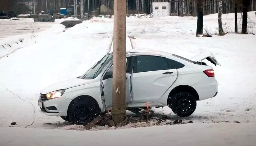 Краш-тест со столбом открыл слабое место Lada Vesta