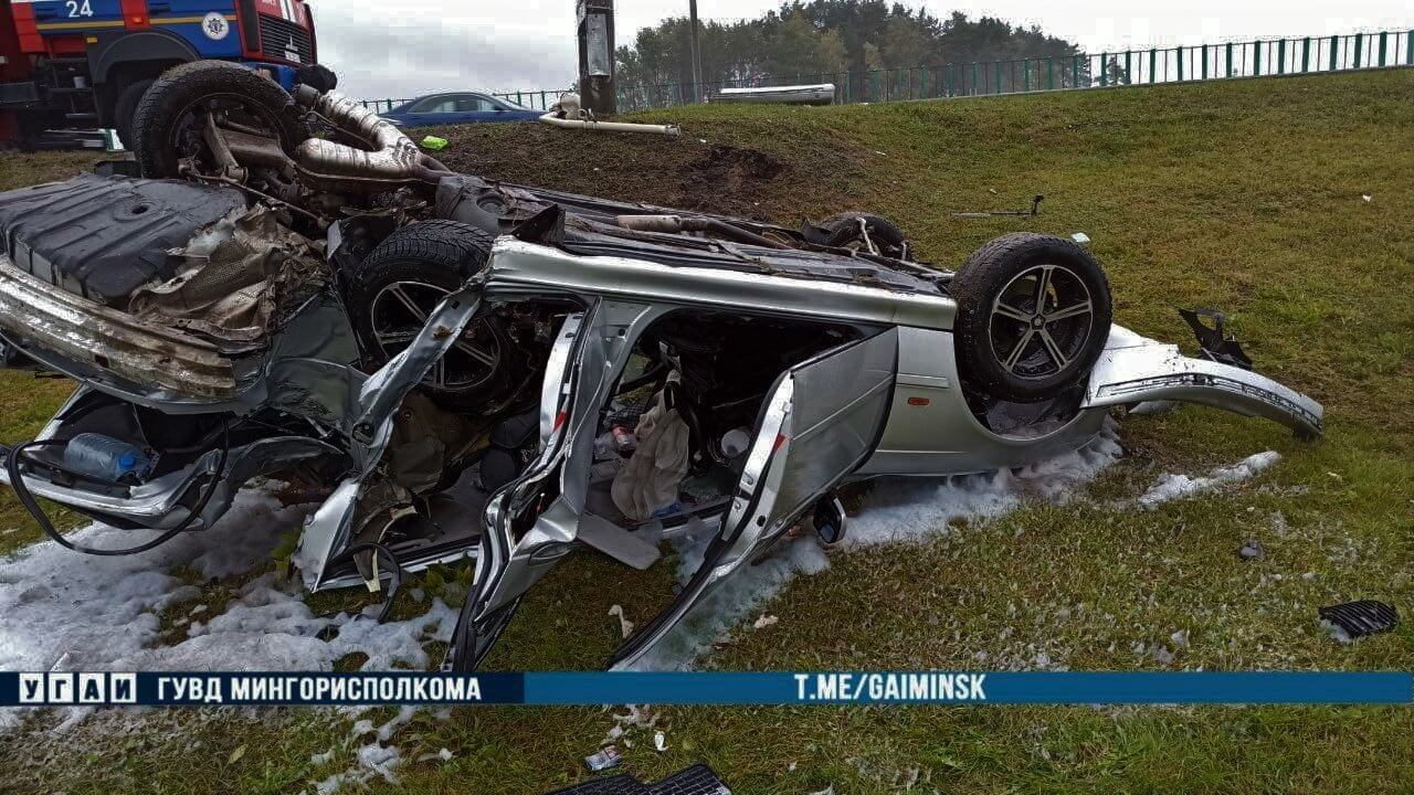 «Машина просто уничтожена». На МКАД BMW врезался в столб и перевернулся