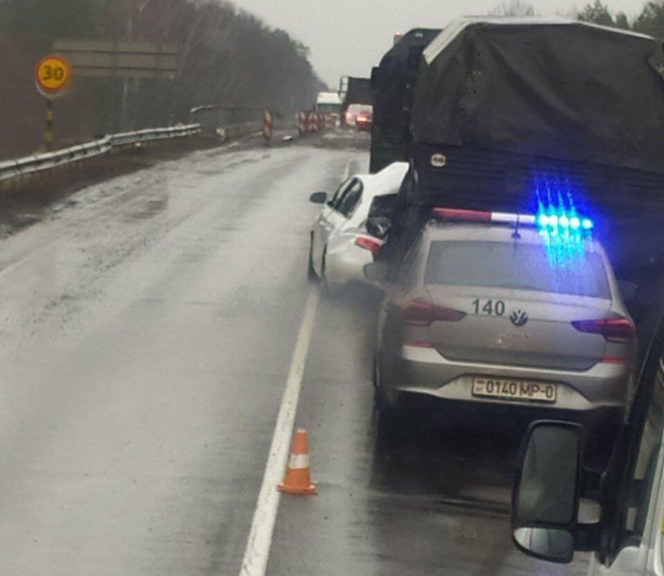 Военный грузовик смял легковушку на оживленной трассе » Слуцкий АвтоКанал