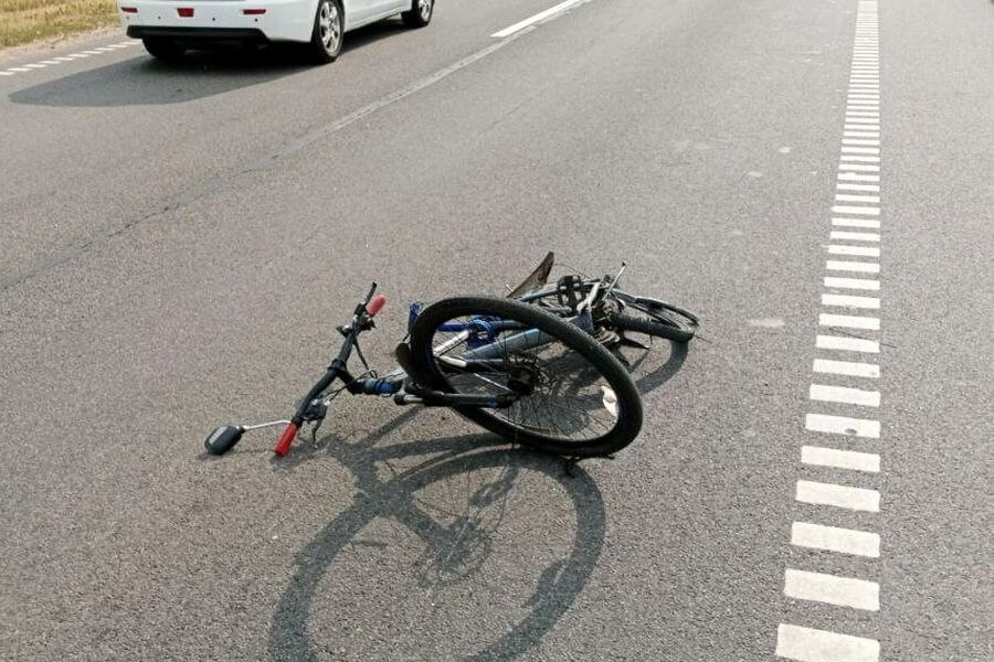 Женщина-водитель сбила велосипедиста недалеко от Петковичей. Мужчина в больнице